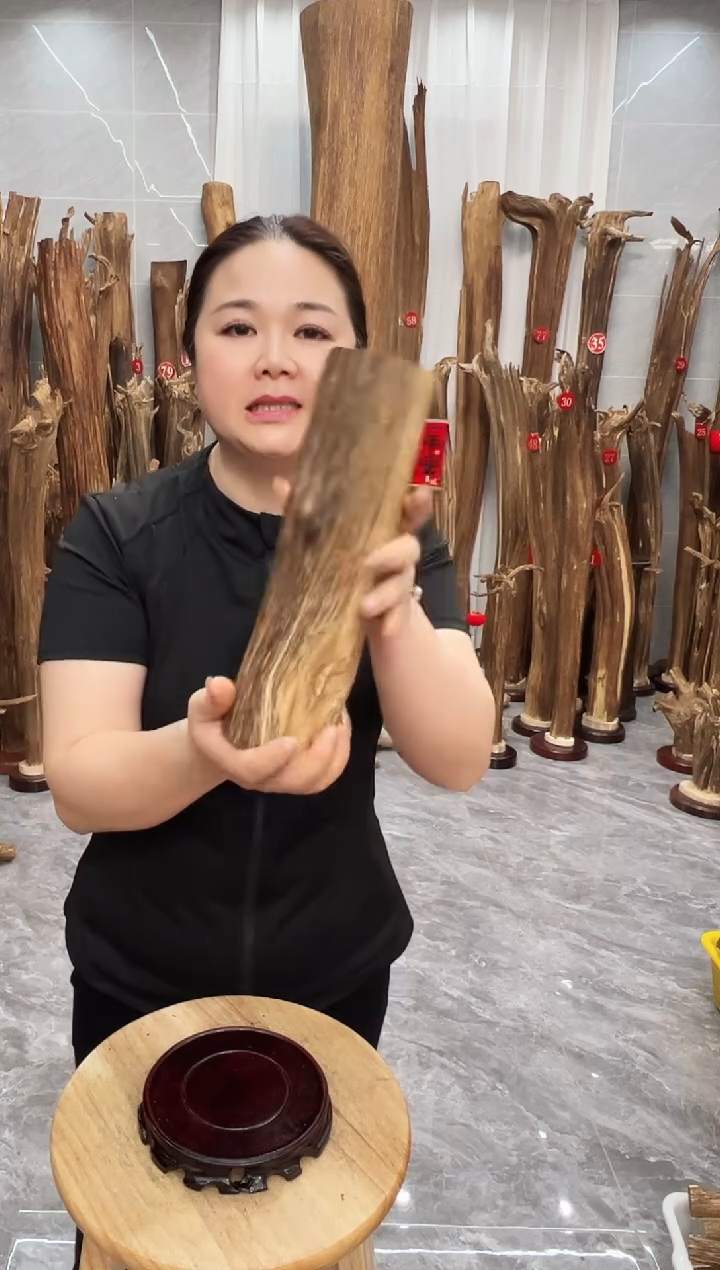 沉香碎屑沉香沉香原料送底座