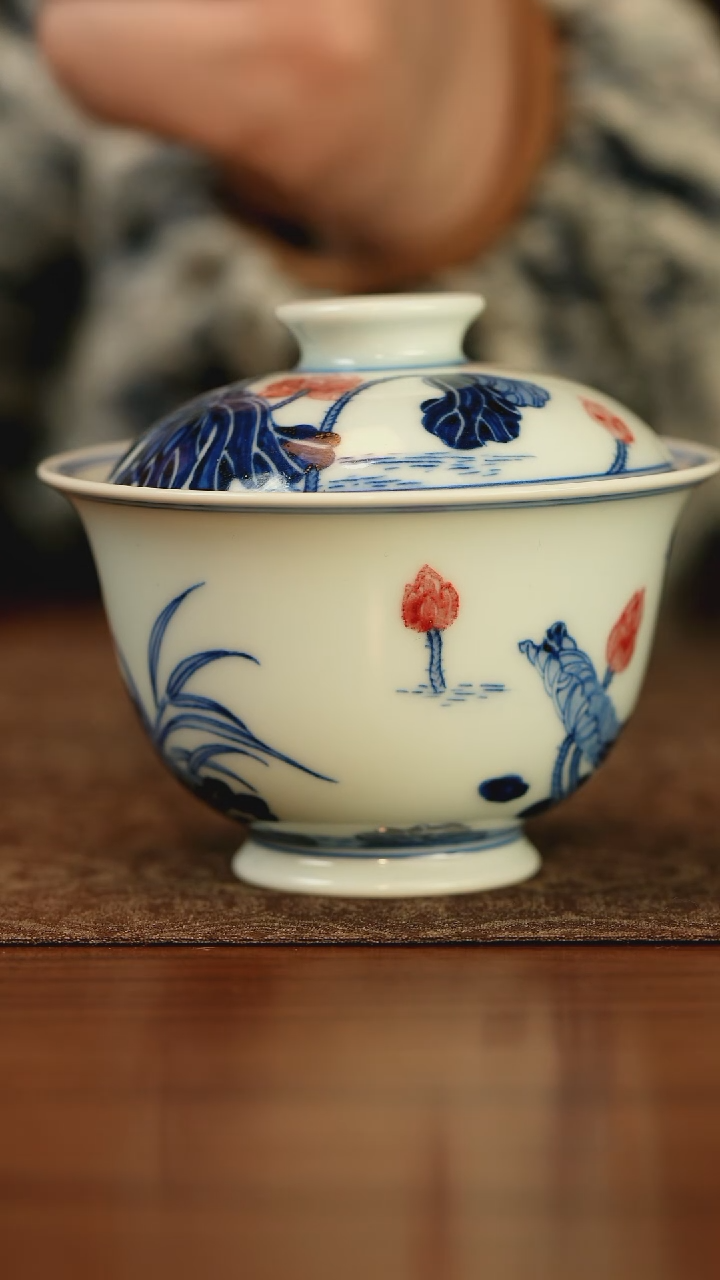 【闪购商品】林泉风月青花釉里红荷花盖碗