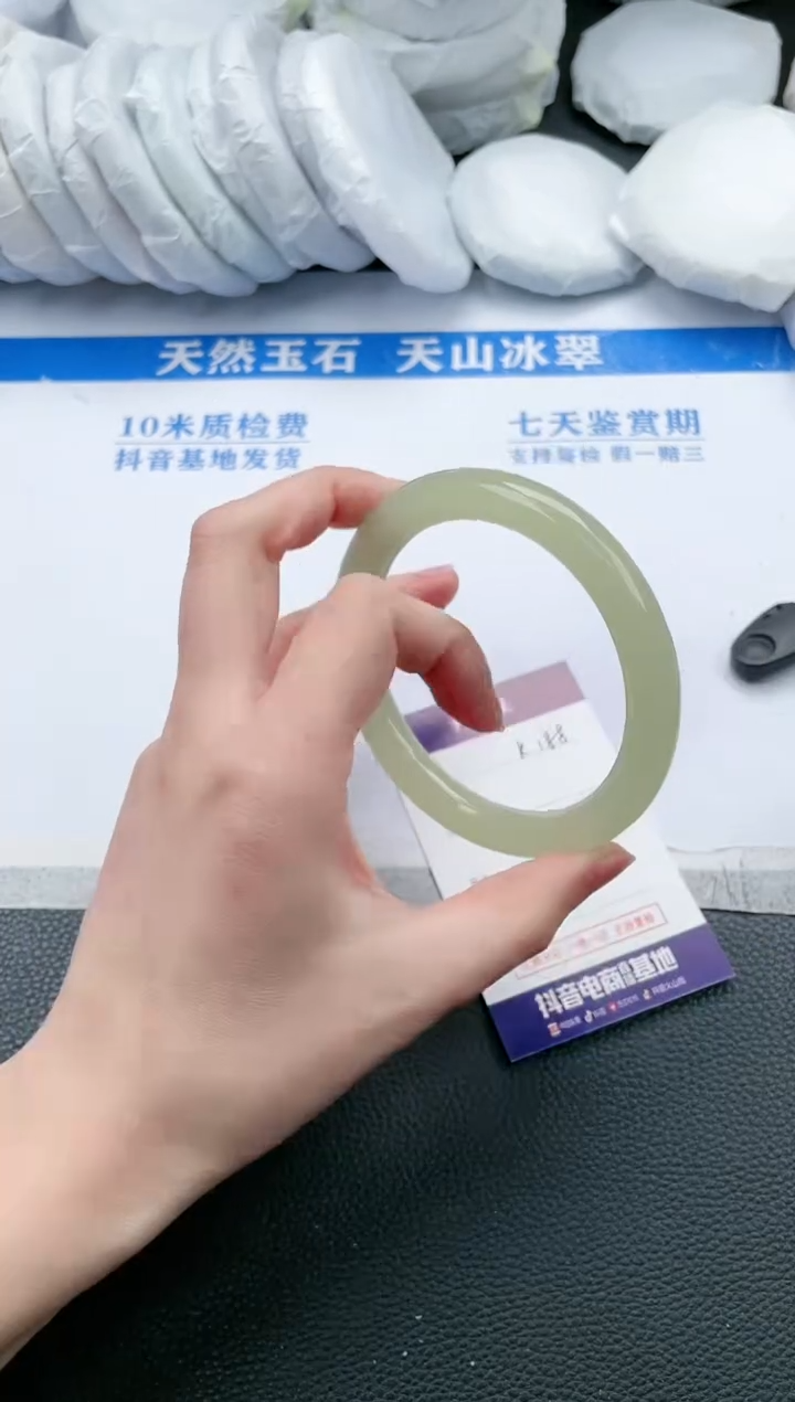 【闪购商品】石英质玉手镯未镶嵌K188