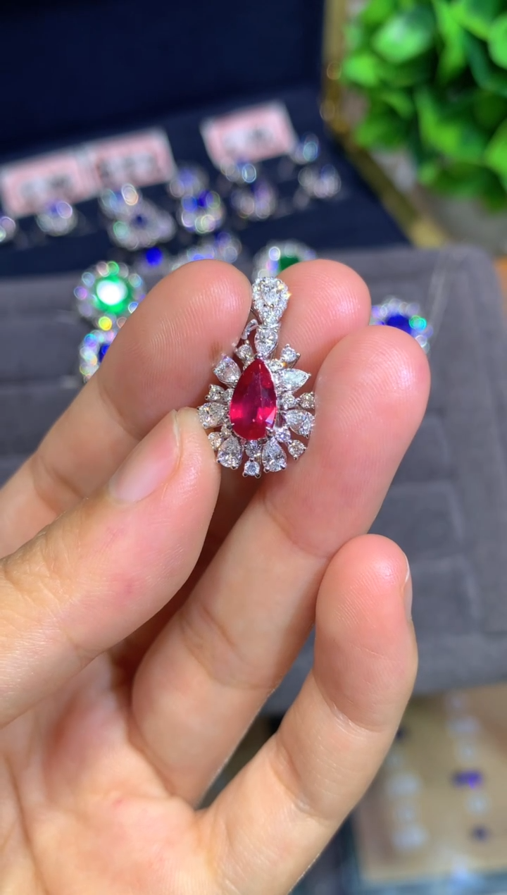 吊坠(不含链)18K金镶嵌红宝石1.01CT