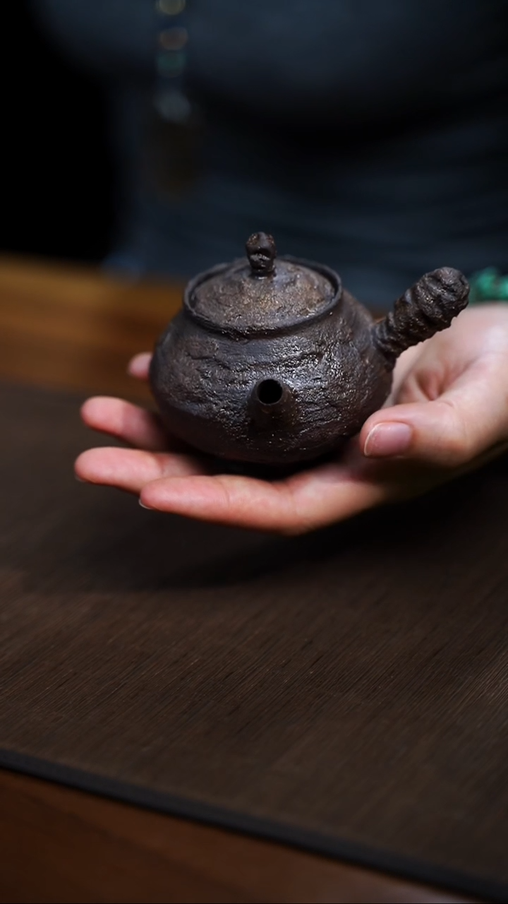 纯手工制作 黑紫砂侧把壶