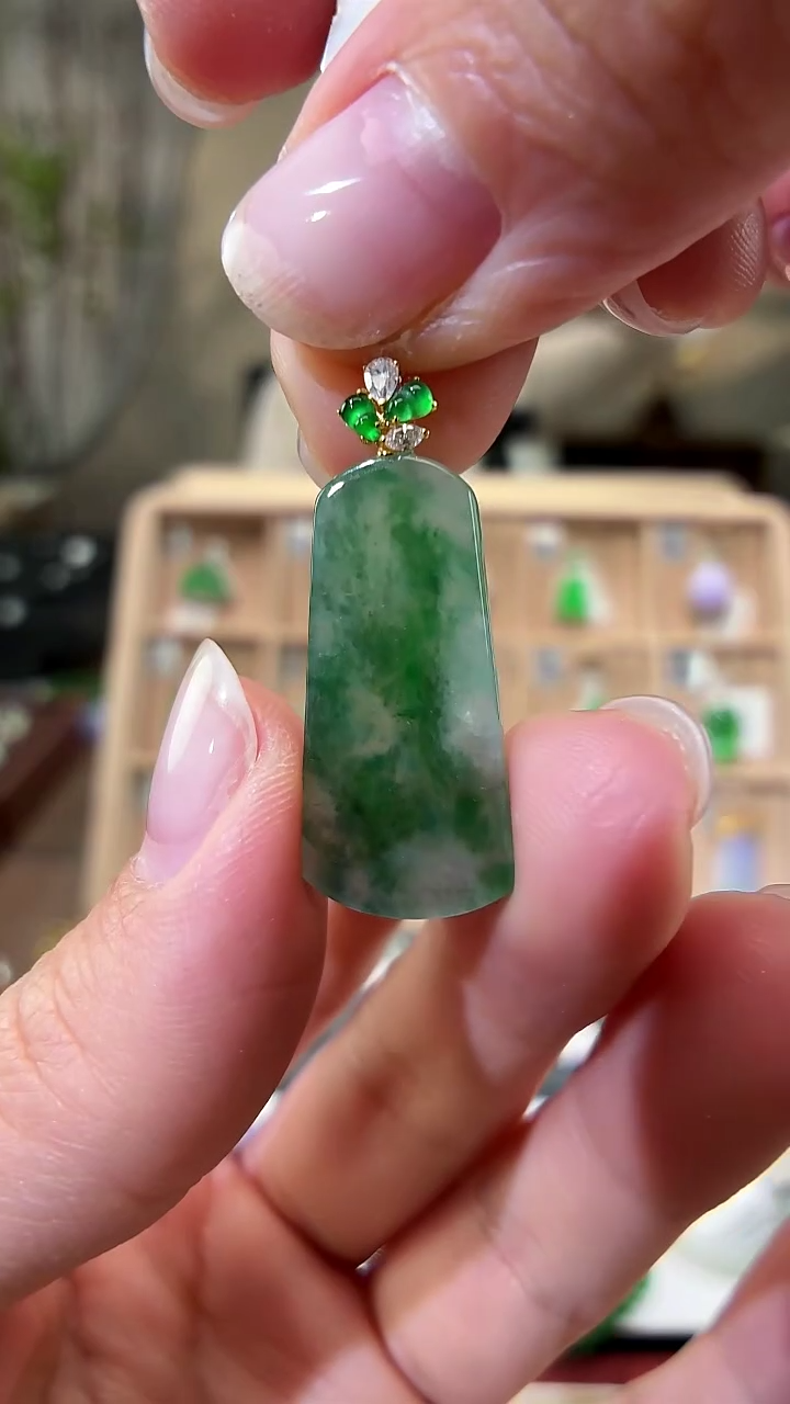 颈饰18K金镶嵌翡翠无 事牌