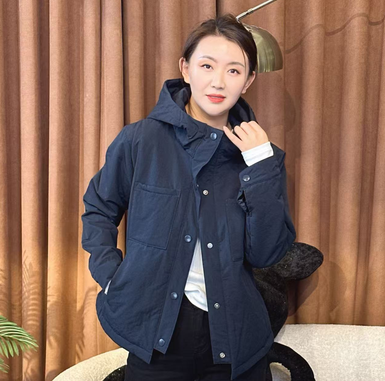 就剩两件胸前俩兜连帽外套