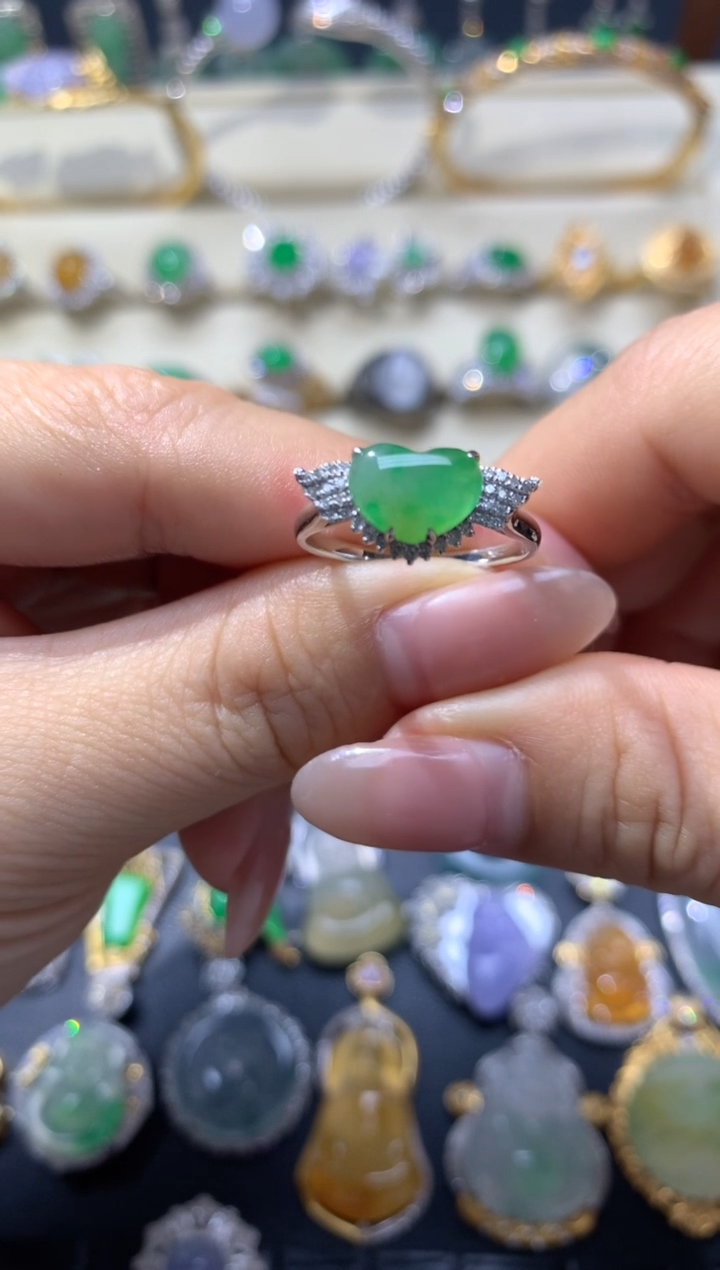 翡翠18K金镶嵌颈饰戒指