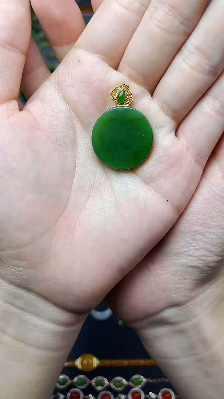 颈饰18K金镶嵌和田玉圆牌 06