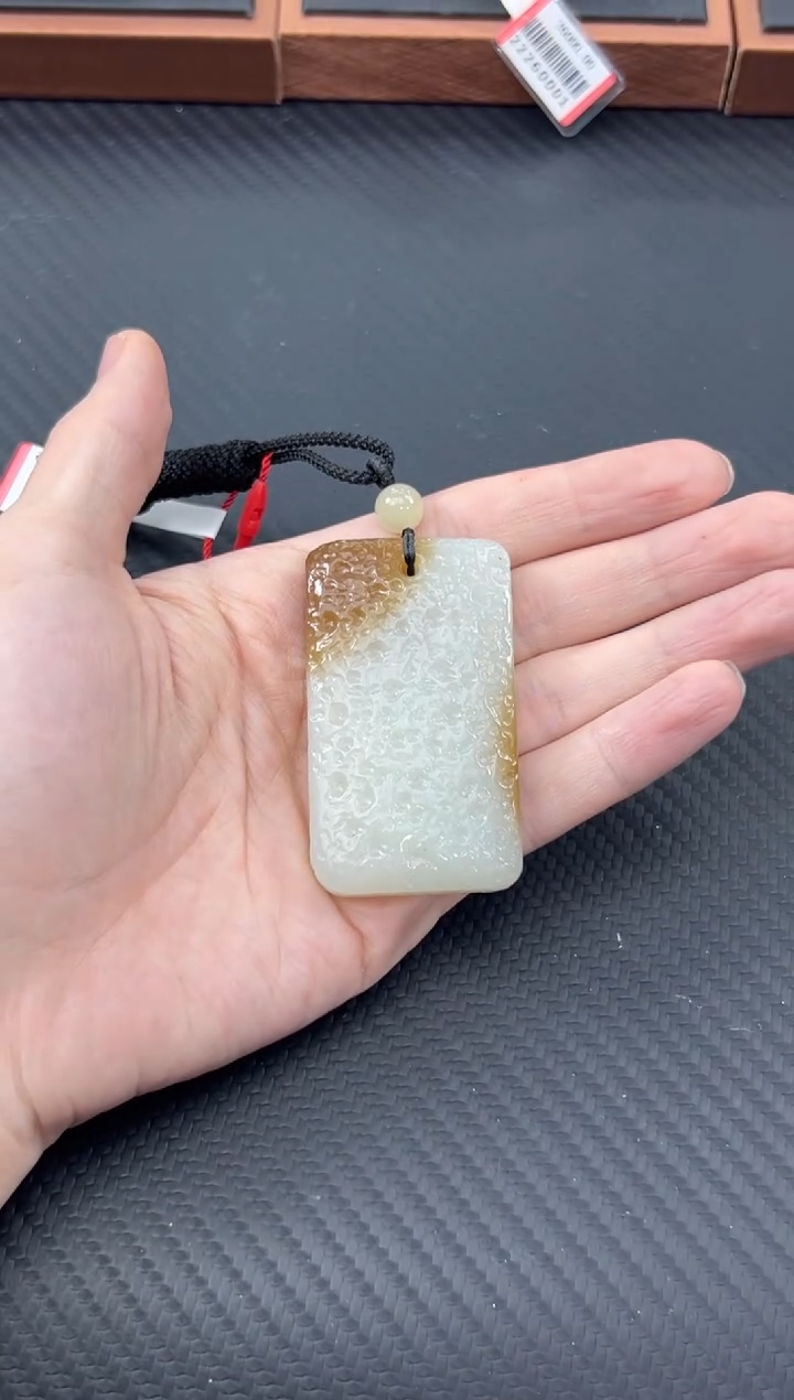 【闪购商品】和田玉吊坠(赠链)未镶嵌且末金山微色差吊坠