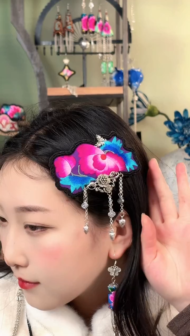 彩云南阁非遗老绣苗银饰品1131