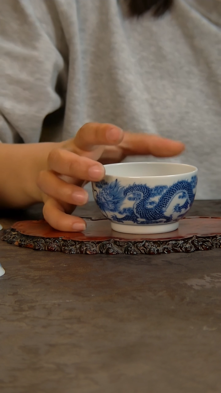 青花手绘龙纹主人杯