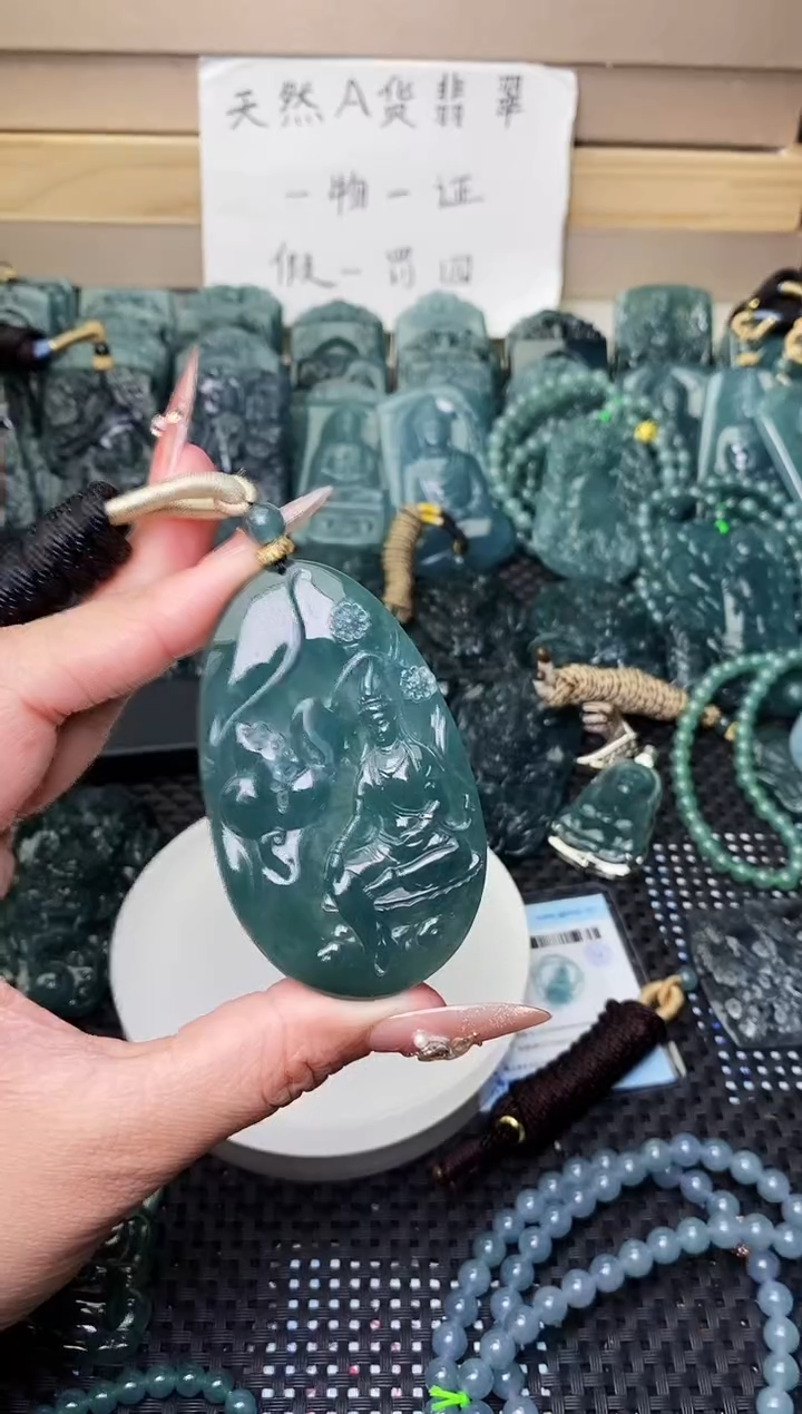 颈饰未镶嵌翡翠 