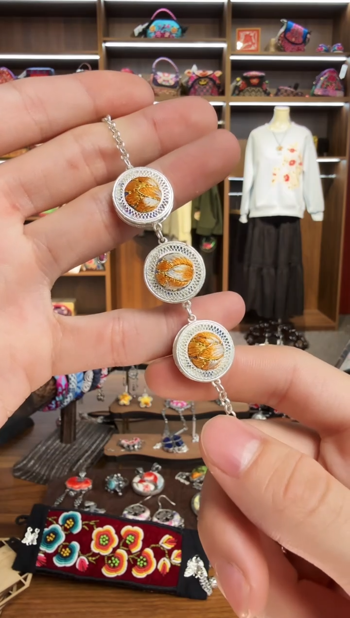 【闪购商品】织绣84蒙阿苏苗绣传承