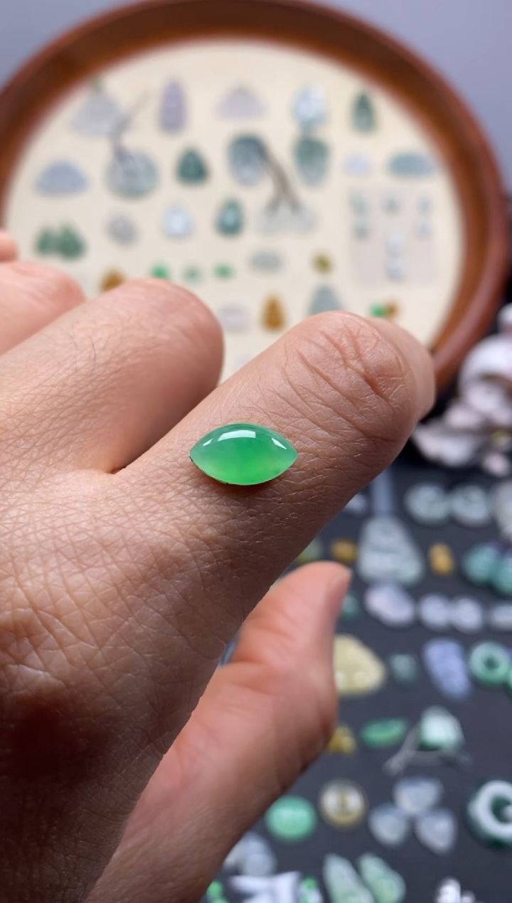 颈饰未镶嵌翡翠冰果阳緑马眼/芬