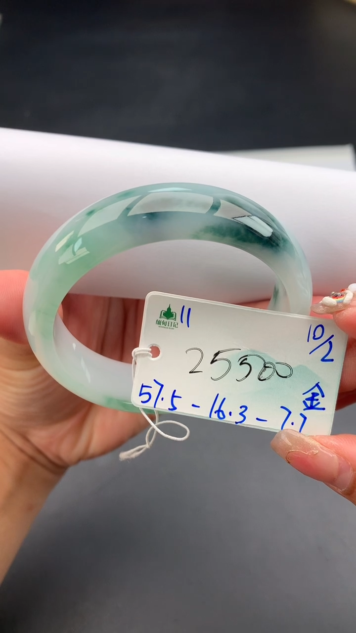 【闪购商品】翡翠手镯未镶嵌 #情人节#送礼，下单联系客服核对地址~