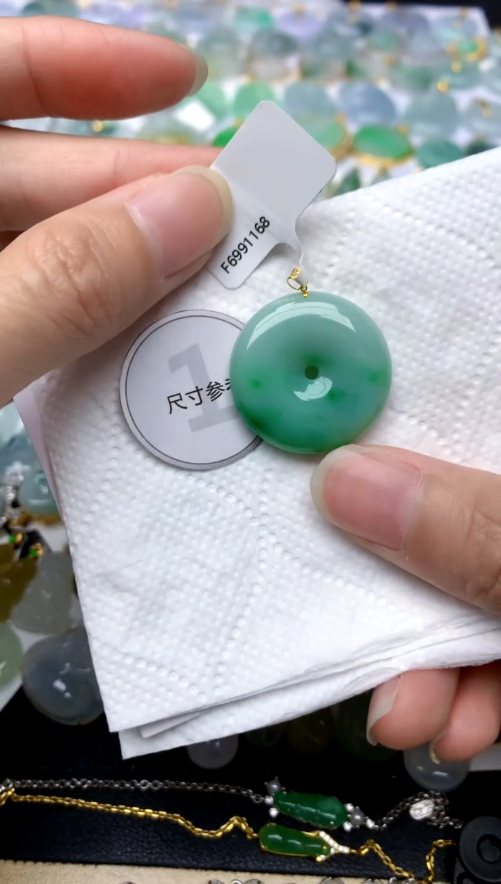 颈饰18K金镶嵌翡翠天然A货翡翠