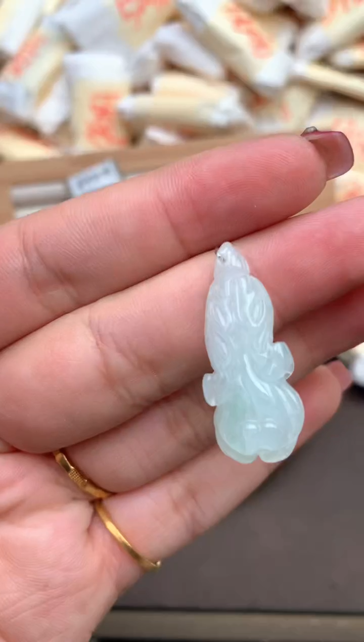 翡翠未镶嵌颈饰—