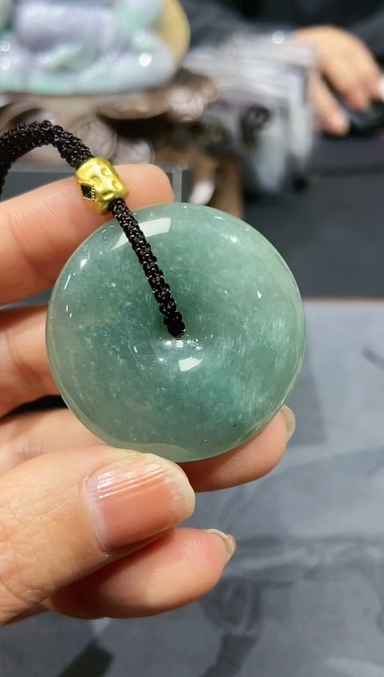 颈饰未镶嵌翡翠帘****。翡翠