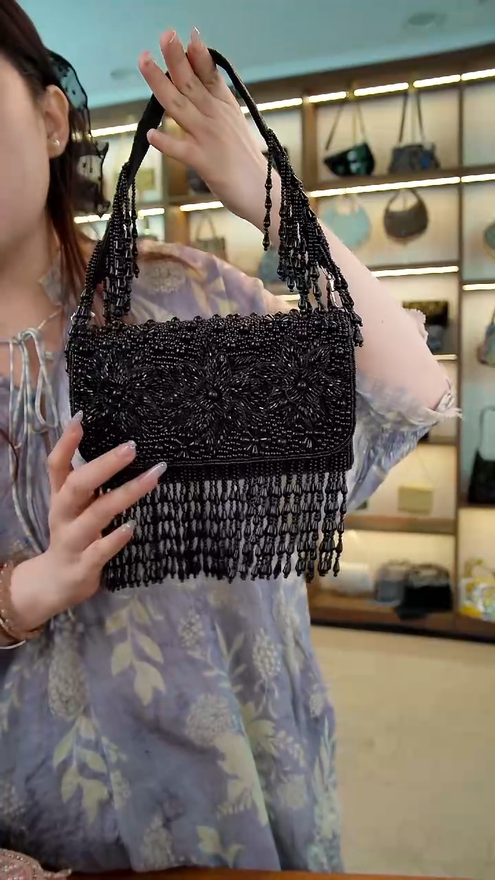 织绣百格汇手工串珠包