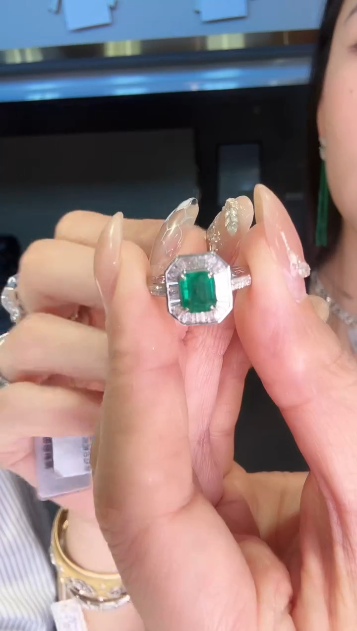 18K金镶嵌戒指祖母绿1.00ct