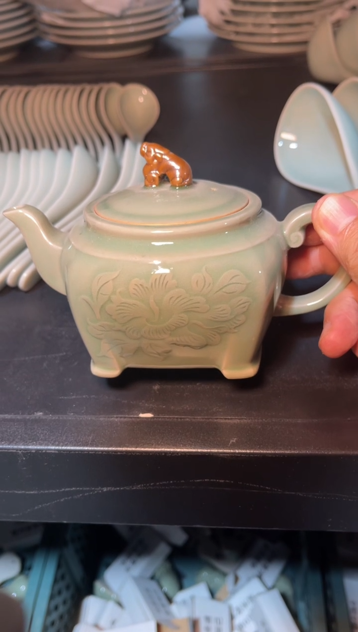 瓷天圆地方茶壶微瑕1只
