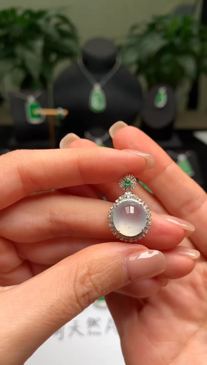 颈饰18K金镶嵌翡翠冰蛋