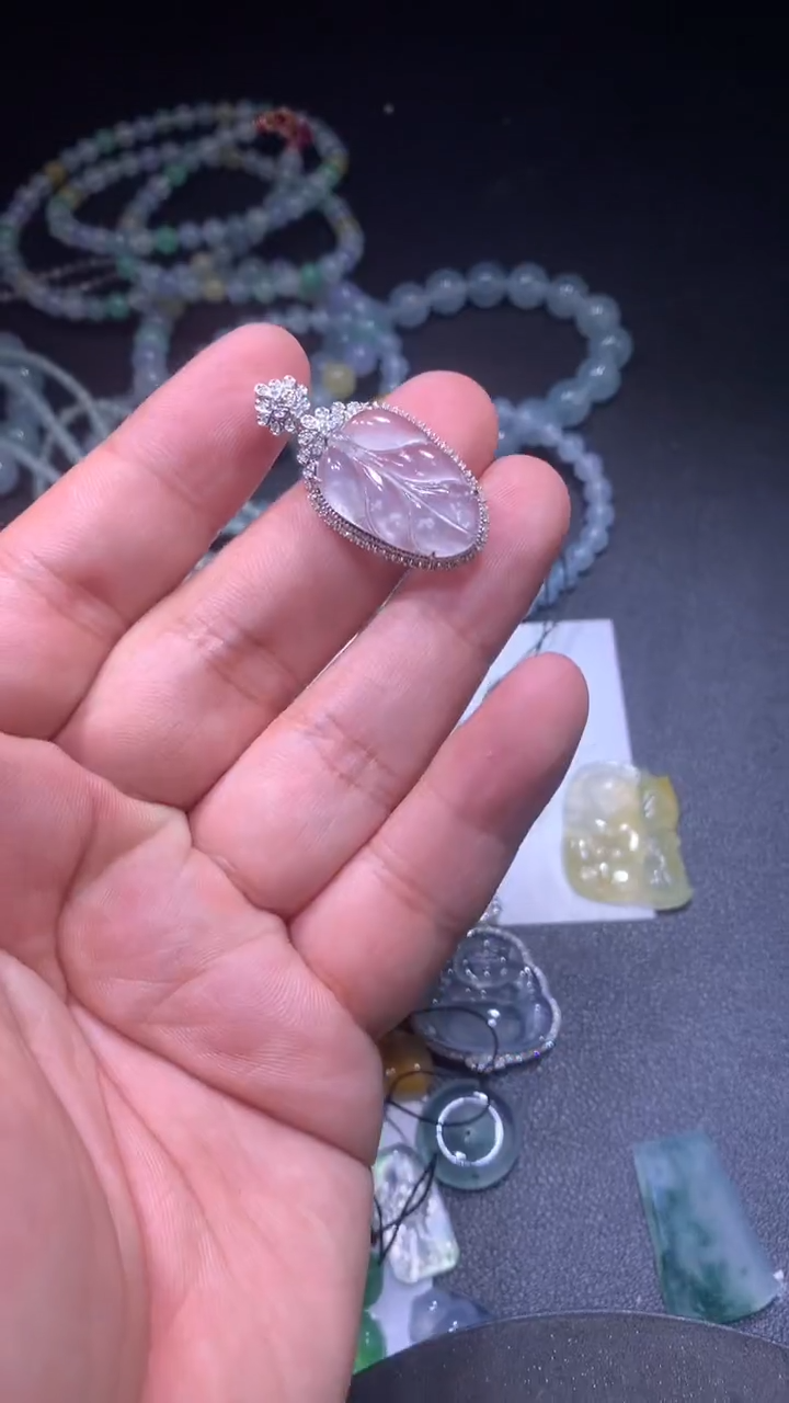 颈饰18K金镶嵌翡翠叶子