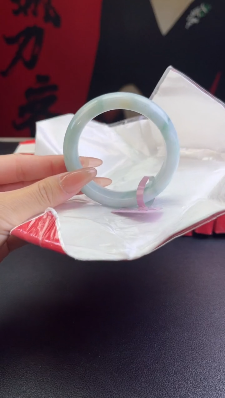 【闪购商品】翡翠手镯未镶嵌1翡翠手镯(微瑕）