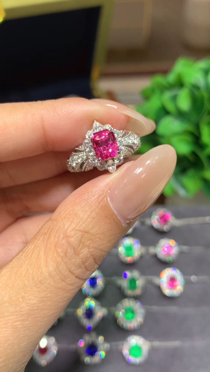 18K金镶嵌戒指尖晶石1.62CT