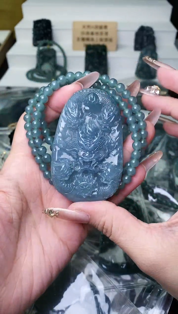 颈饰未镶嵌翡翠 