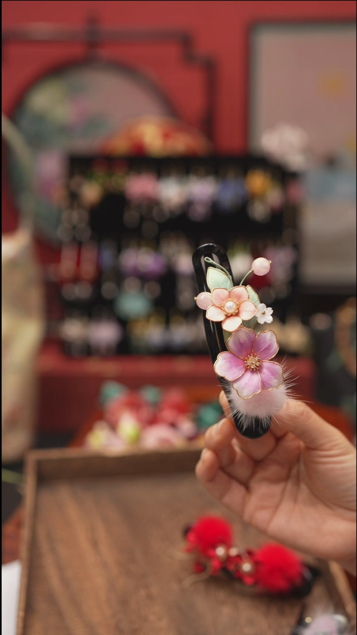 刺绣非遗绒花饰品 