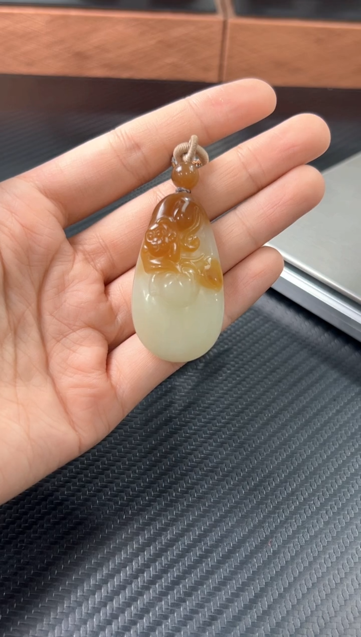 吊坠(赠链)未镶嵌和田玉若羌微色差吊坠