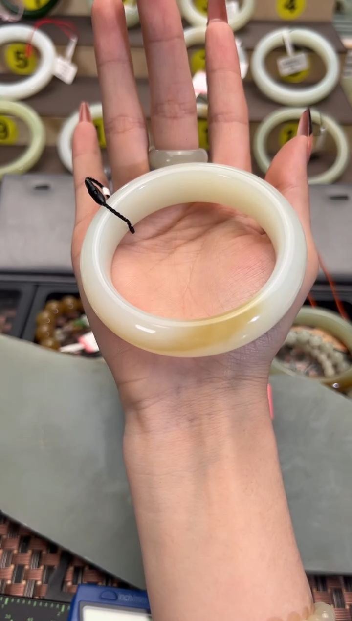 【闪购商品】和田玉手镯未镶嵌且末料金山糖白手镯55+