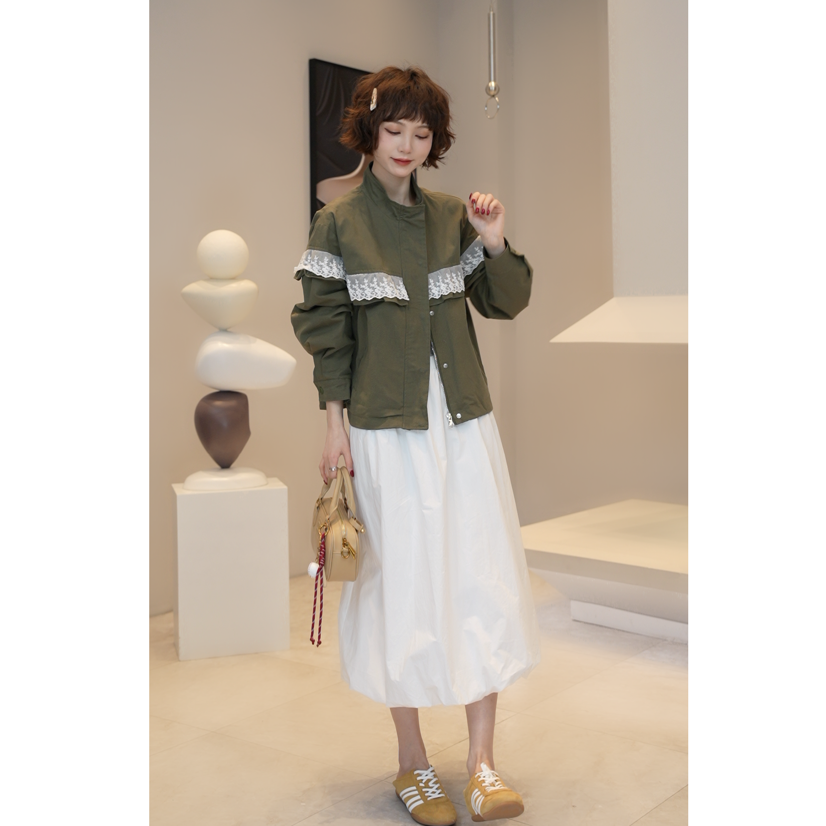 2.21【薇薇绮】蕾丝拼接撞色立领短外套A-45