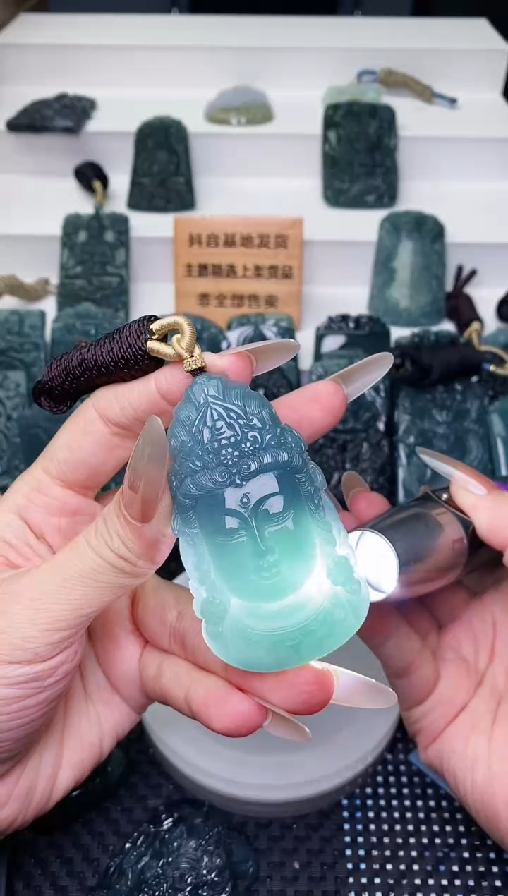 颈饰未镶嵌翡翠 