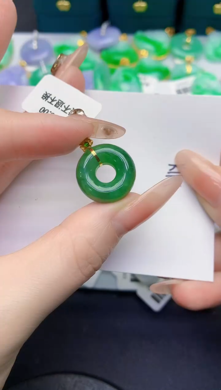 颈饰18K金镶嵌翡翠缅甸天然翡翠A货