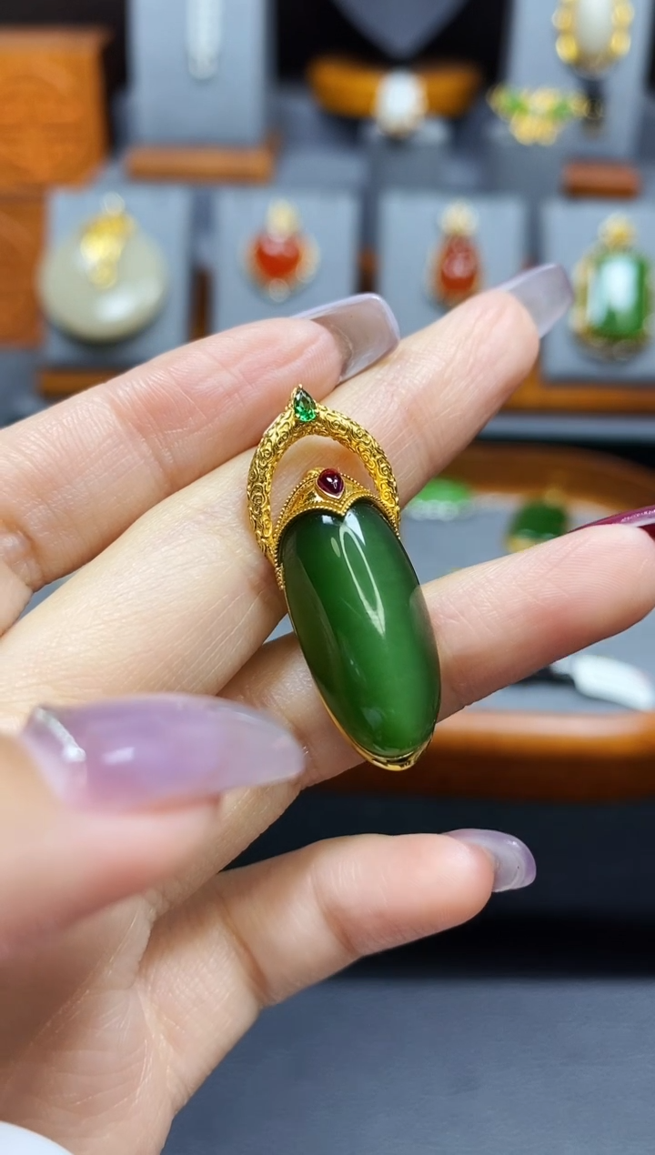 【闪购商品】和田玉碧玉冰绿猫吊坠18K金镶嵌*