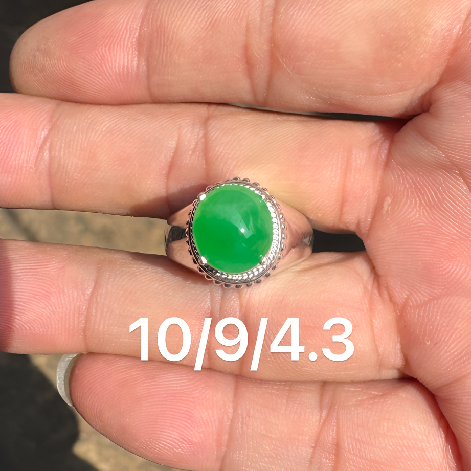 0208(小哪吒在源头)冰种翡翠阳绿戒面干净肉细饱满荧光足M200