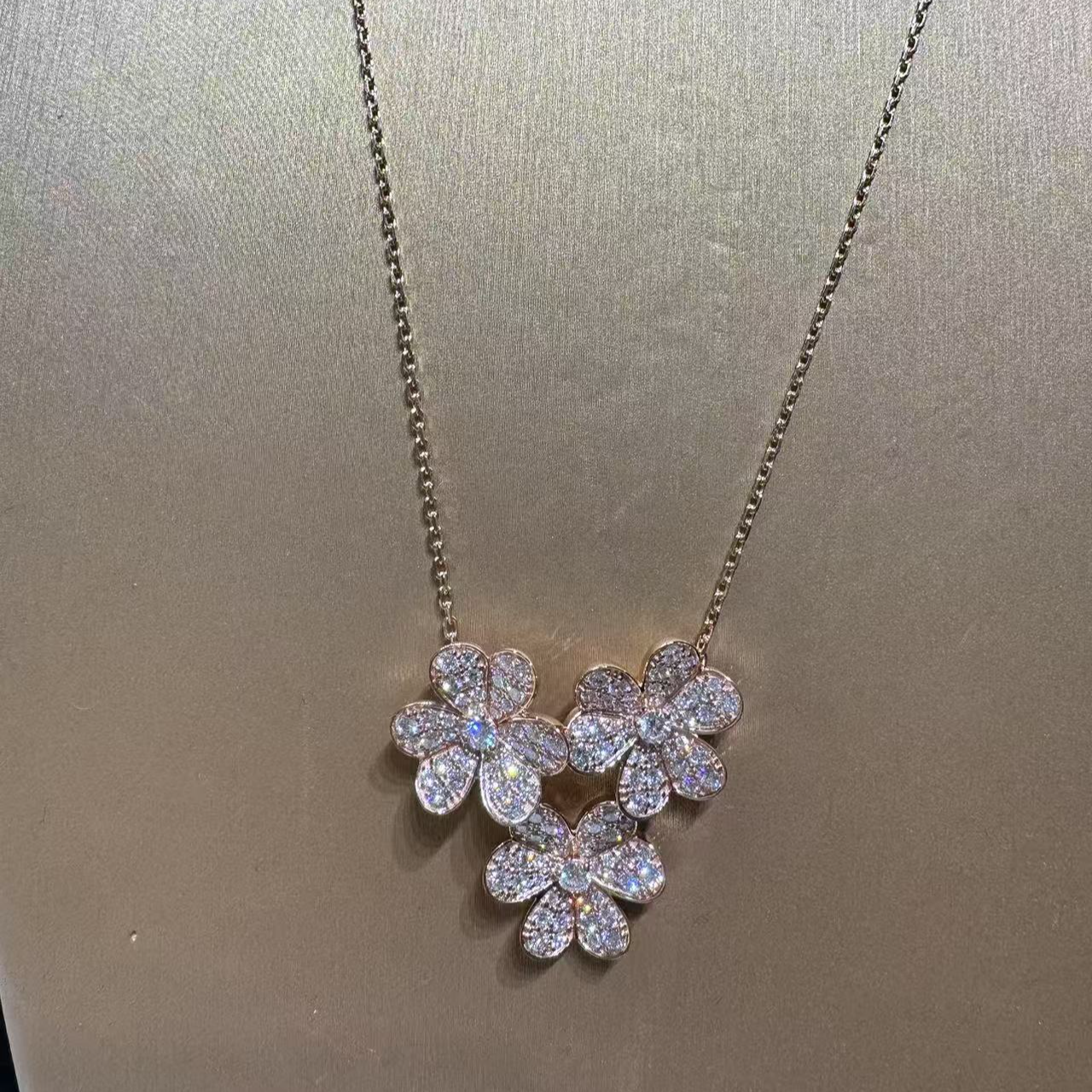 实验室培育钻石18k玫瑰金三叶草满钻特定项链