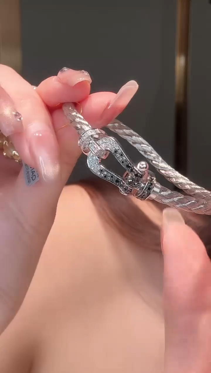 铂Pt950镶嵌吊坠钻石马蹄航海扣手绳