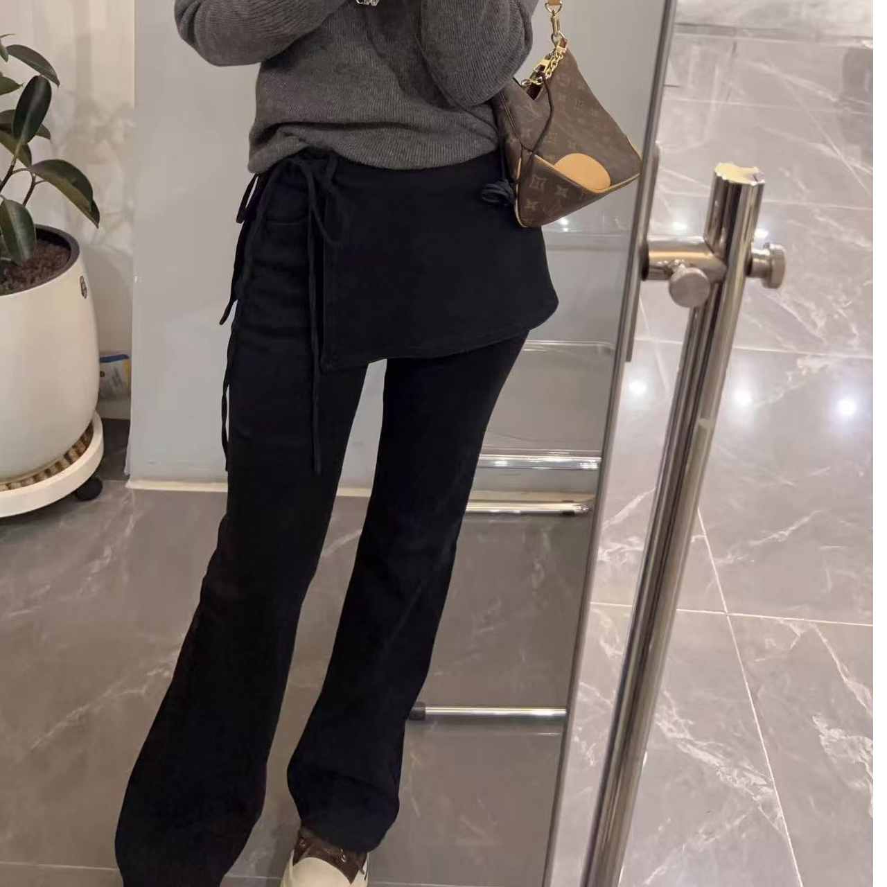 爆款牛仔裤两种穿法黑色牛仔色百搭