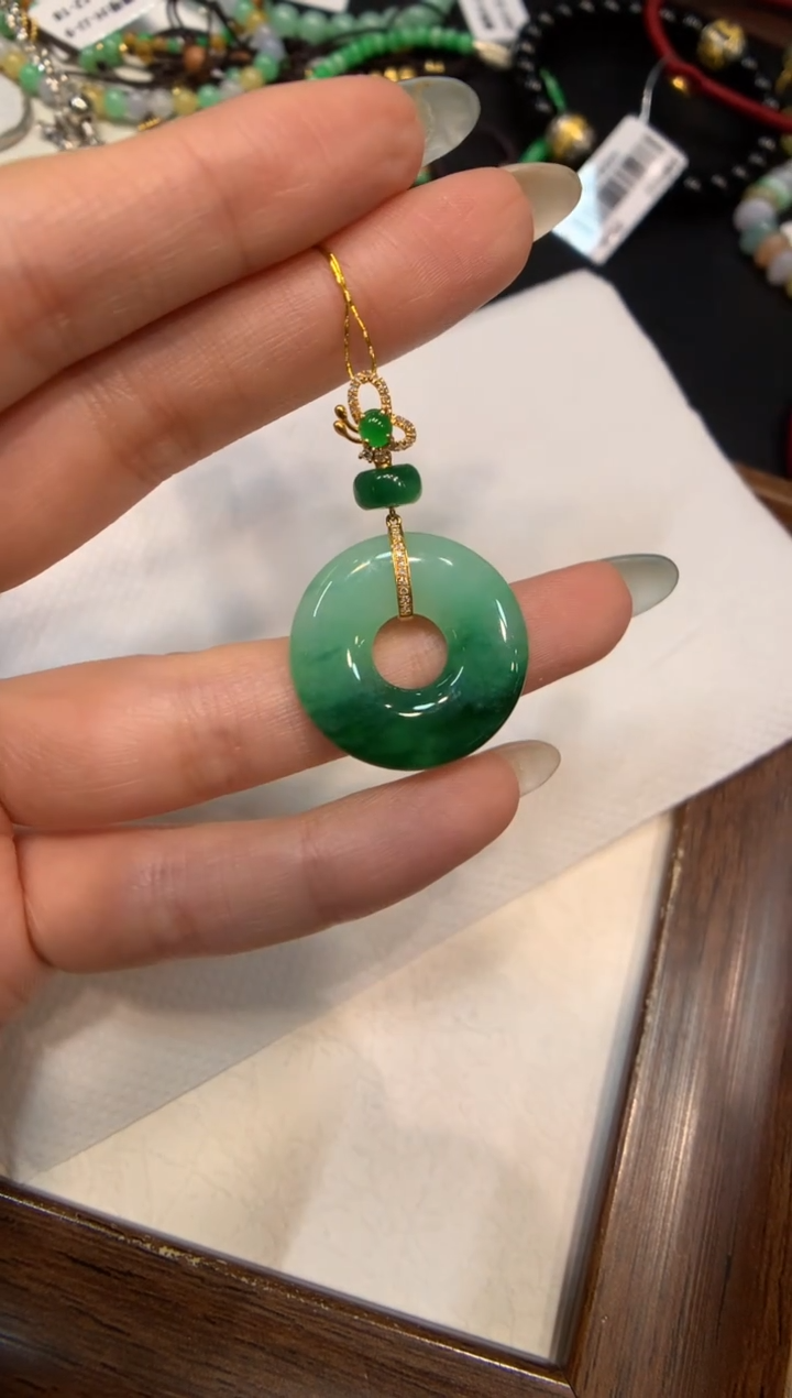 颈饰18K金镶嵌翡翠甜甜圈 