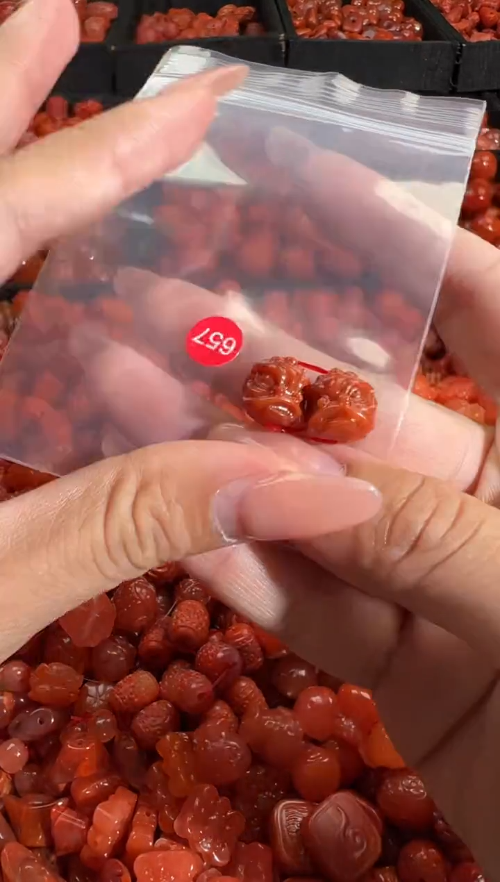 南红玛瑙未镶嵌颈饰1