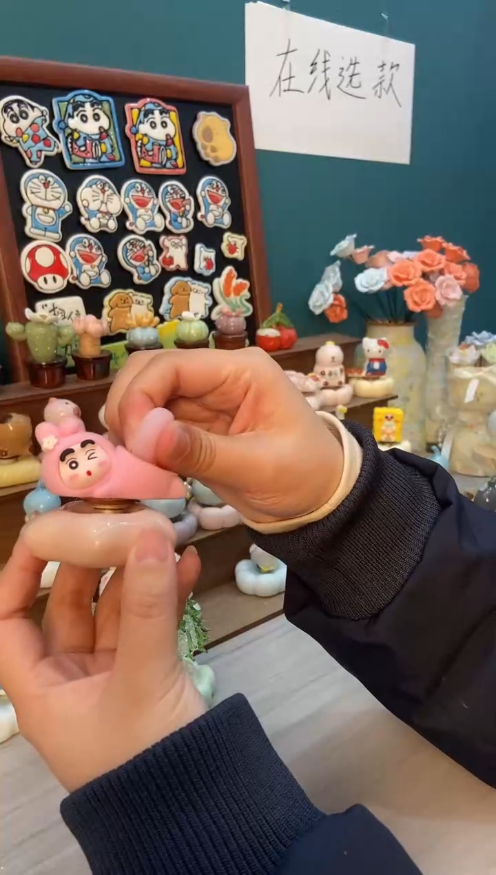 摆件陶粉色蜡笔小新