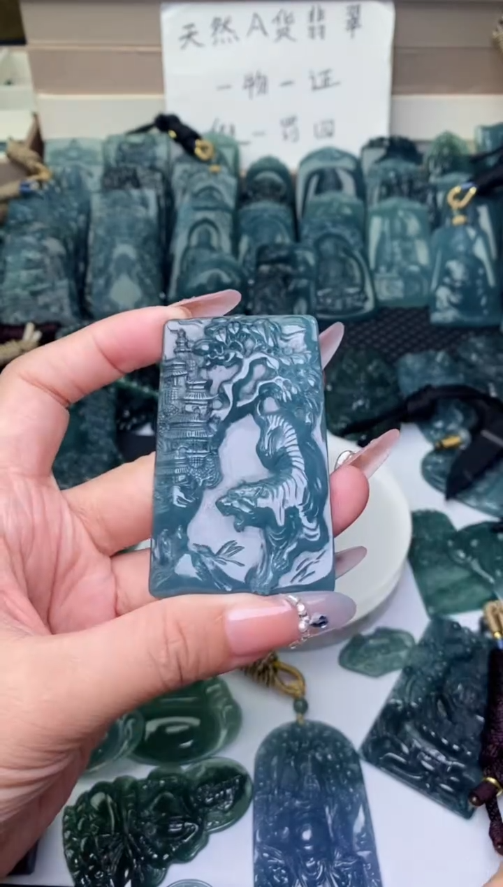 颈饰未镶嵌翡翠          