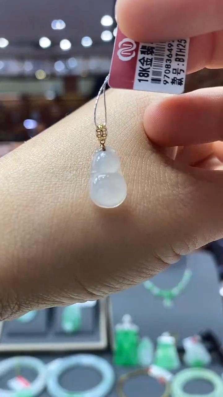 颈饰18K金镶嵌翡翠葫芦