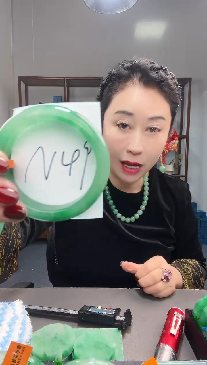 【闪购商品】石英质玉手镯未镶嵌非洲翠