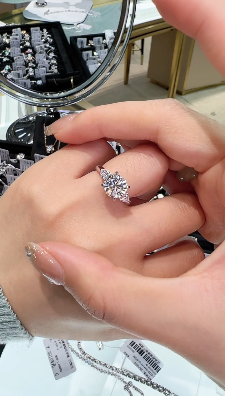 【闪购商品】实验室培育钻石18K金镶嵌戒指戒指