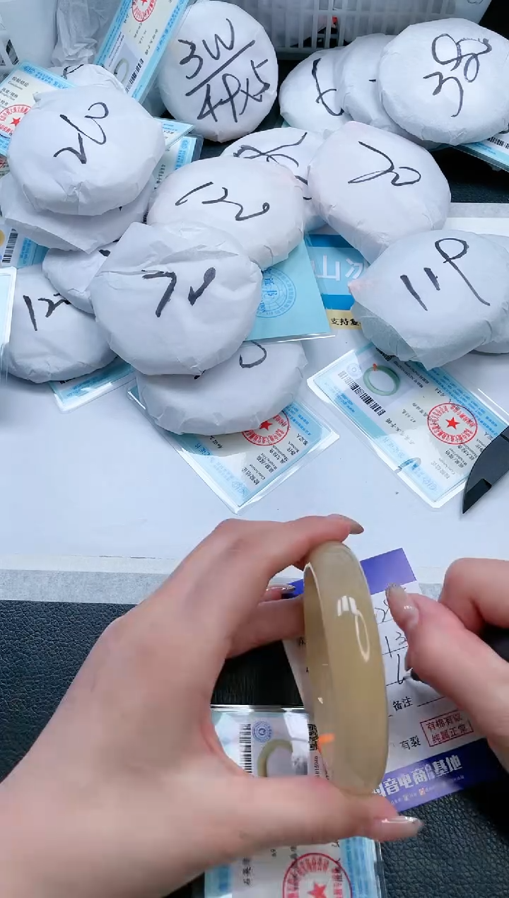 【闪购商品】石英质玉手镯未镶嵌16V284-61