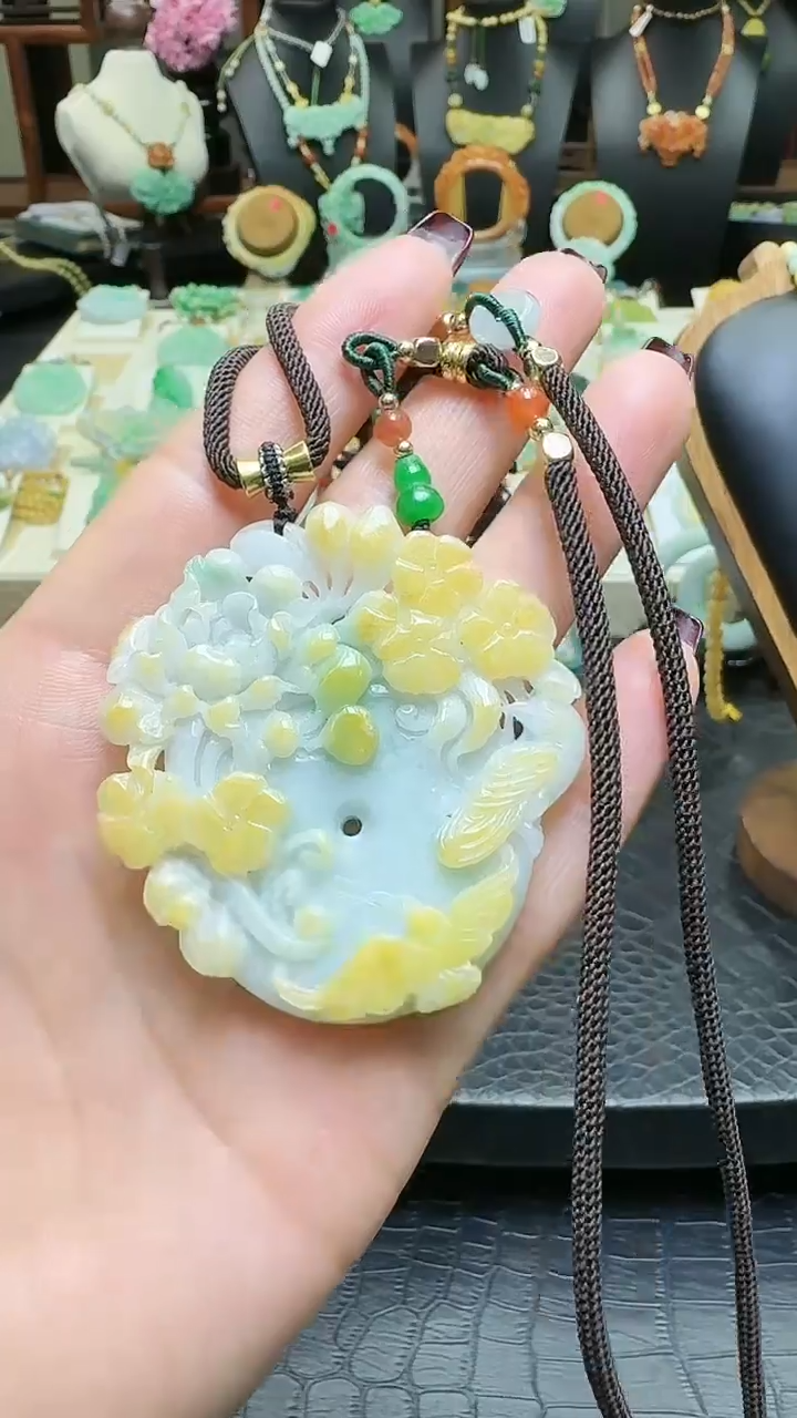 【闪购商品】翡翠颈饰未镶嵌特色黄加绿花牌