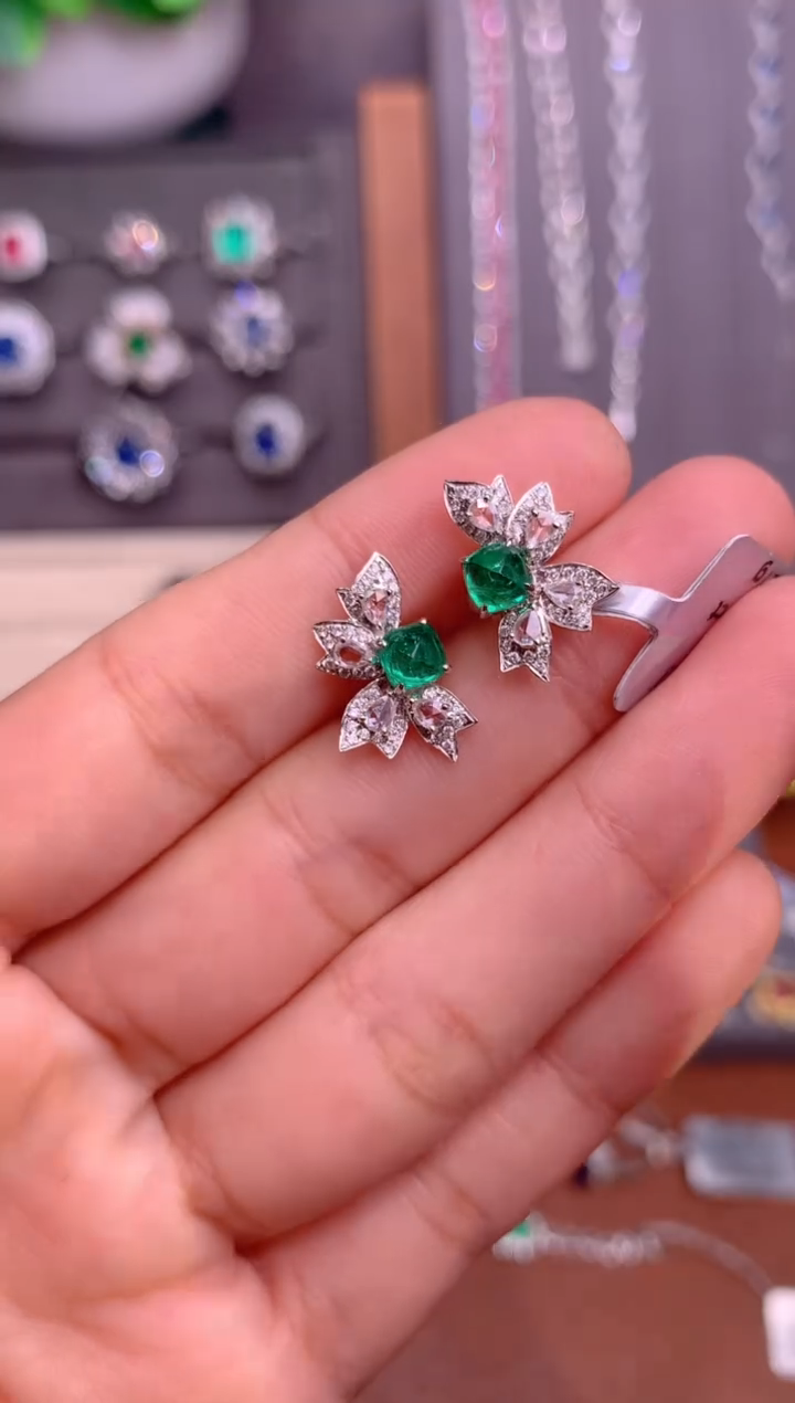 【闪购商品】祖母绿耳钉18K金镶嵌1.27CT