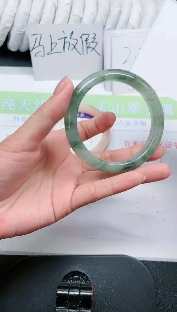 【闪购商品】石英质玉手镯未镶嵌288