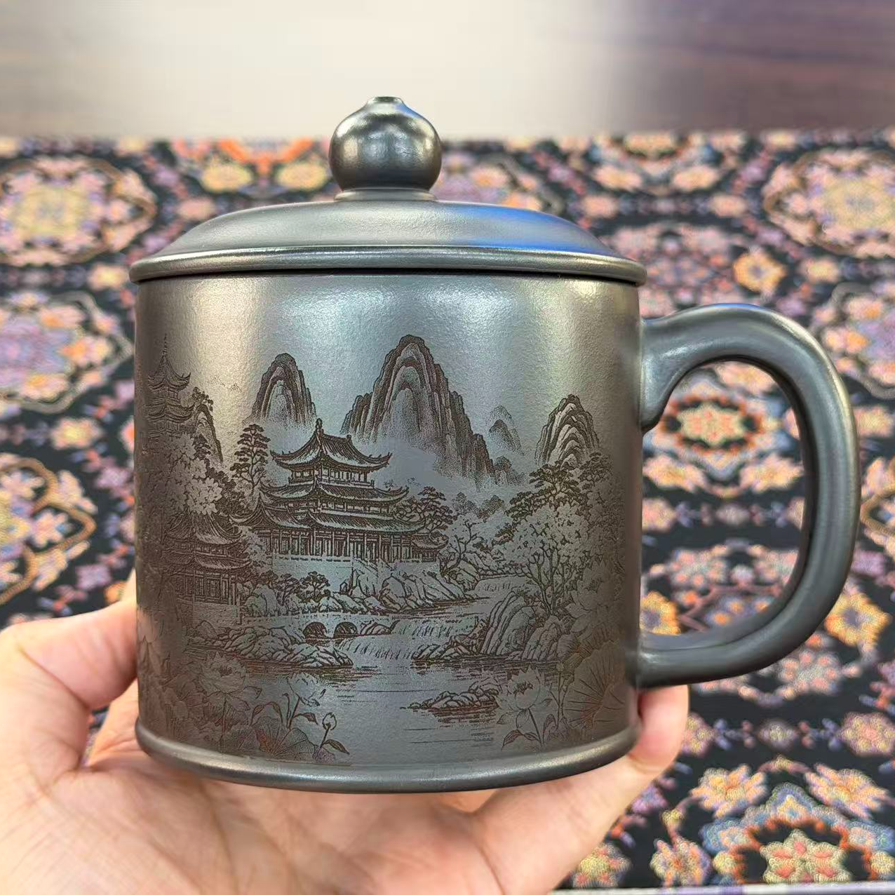 （微瑕）宜兴原矿玄铁石黄刻绘山水盖杯